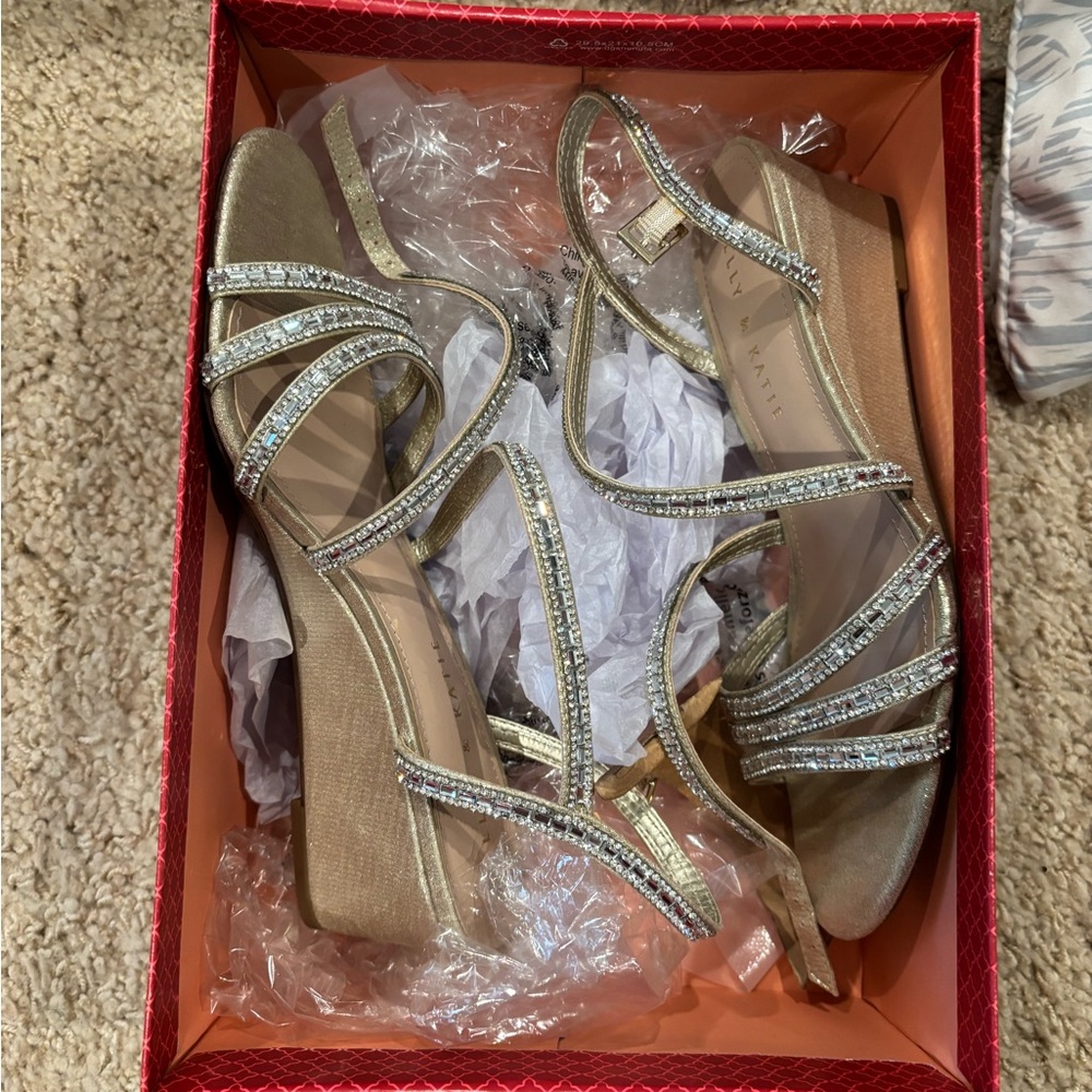 Kelly & Katie Tahada Wedge Pumps, size 7.5